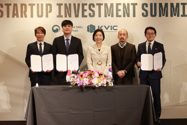 오영주 중소벤처기업부 장관(가운데)이 21일 일본 도쿄에서 열린 '한·일 벤처·스타트업 투자서밋 2025'에서 한일 협력 글로벌펀드 MOU 체결식에 임석한 후 기념 촬영을 하고 있다. 중소벤처기업부 제공