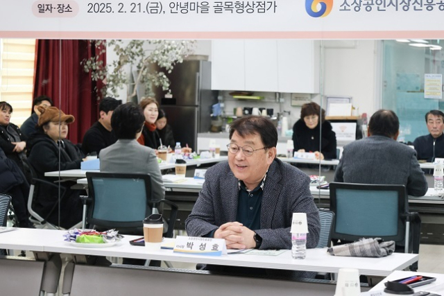 박성효 소상공인시장진흥공단 이사장이 21일 대전 안녕마을 골목형상점가에서 배달·택배비 지원 수혜업체의 이야기를 듣고 있다. 소진공 제공