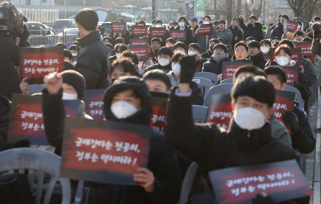 22일 서울 용산 대통령실 앞에서 군 미필 사직 전공의들이 최근 국방부가 입법 예고한 '의무·수의 장교의 선발 및 입영 등에 관한 훈령' 개정안에 반대하며 집회를 하고 있다. 연합뉴스