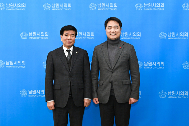 곽종포 양산시의회 의장이 최근 김영대 남원시 의회 의장과 만나 상호 협력하기로 하고 기념사진을 찍고 있다. 양산시의회 제공