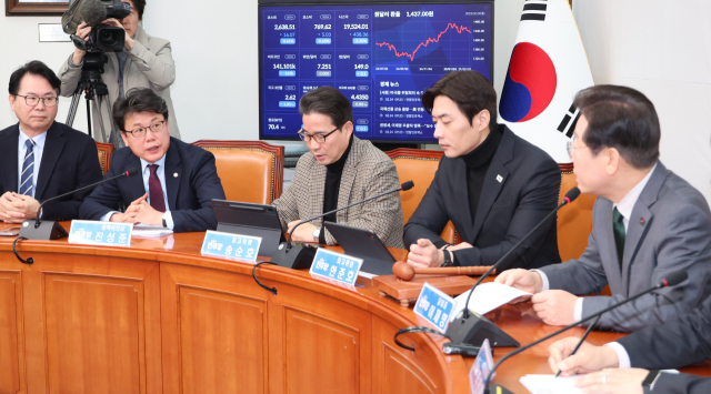 더불어민주당 이재명 대표가 24일 서울 여의도 국회에서 열린 최고위원회의에서 상속세 개편과 관련해 진성준 정책위의장과 대화하고 있다. 연합뉴스