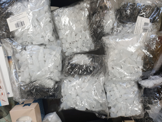 통관책 A 씨로부터 세관이 수거한 마약 수거 도구. 부산세관 제공