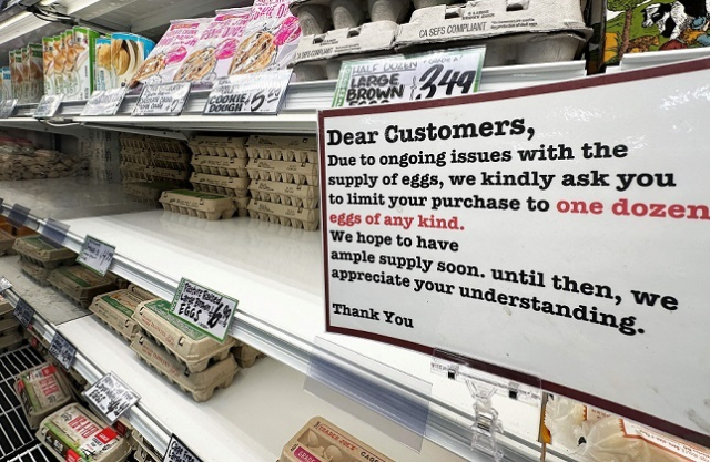 미 캘리포니아주 사우스 패서디나의 한 식료품 체인점에서 계란 판매를 제한한다는 글을 써놓고 있다. 연합뉴스