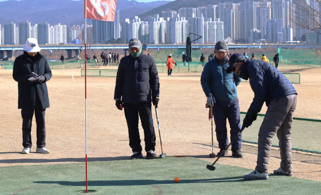 24일 부산 강서구에서 열린 제1회 브라마배 전국파크골프대회 결선 남자부 출전자들이 공을 치고 있다. 남태우 기자