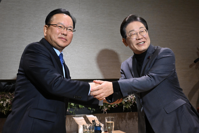 더불어민주당 이재명 대표가 24일 서울 여의도의 한 식당에서 김부겸 전 국무총리와 만나 악수하고 있다. 연합뉴스