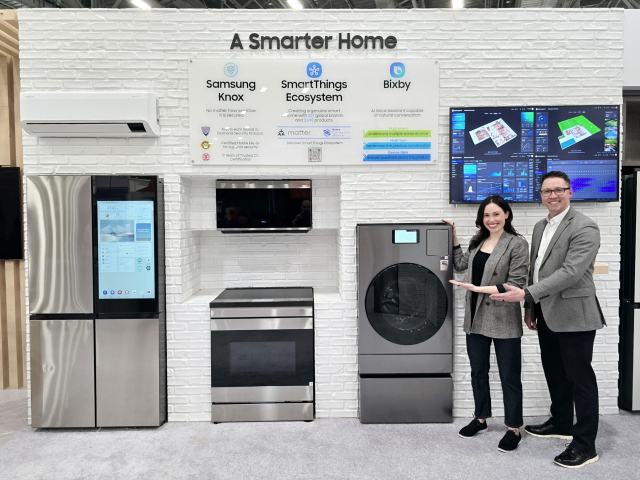 삼성전자 직원이 ‘KBIS 2025’에서 차별화된 AI 연결경험을 제공하는 비스포크 가전을 소개하고 있다.삼성전자 제공