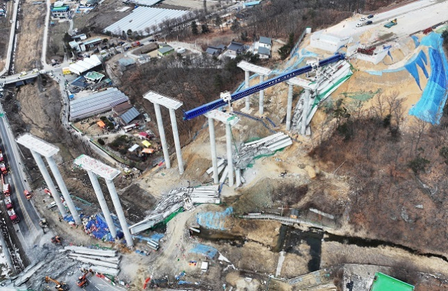 올해 2월 25일 서울세종고속도로 천용천교 건설 현장에서 교량 연결작업 중 교각에 올려놓았던 상판이 무너지는 사고가 발생했다. 연합뉴스