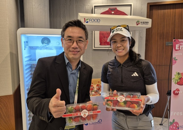태국 골프선수에게 딸기를 선물하는 aT방콕 지사장. 이 선수는 지난해 대회 우승자 패티 타바타나낏이다. aT 제공
