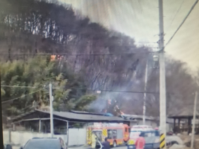 25일 오후 4시 47분 고성군 영오면 영산리 1135-1 일원에서 산불이 발생해 산림청이 진화 중이다. 산림청 제공