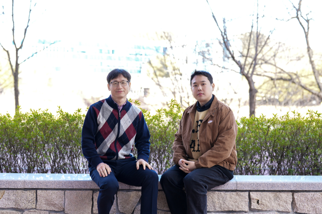 김봉수(왼쪽) 교수와 이명재 연구원. UNIST 제공