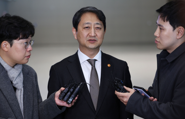 안덕근 산업통상자원부 장관이 26일 오전 인천국제공항 제2여객터미널에서 미국의 관세 조치에 대한 한국의 예외 요청과 양국 경제 협력 방안 등을 논의하기 위해 미국 워싱턴 DC로 출국하며 취재진 질문에 답하고 있다. 연합뉴스