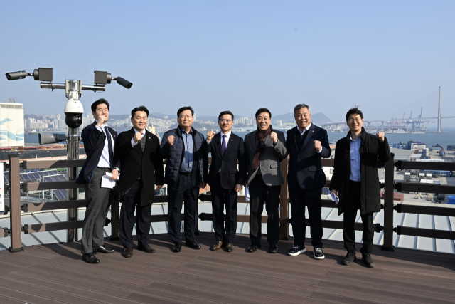 부산시의회 글로벌 거점도시건설 특위가 26일 북항재개발 사업지를 찾아 현장을 직접 점검했다. 시의회 제공