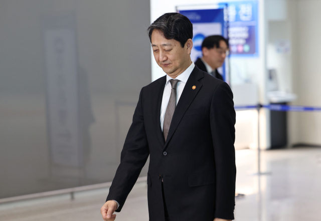 안덕근 산업통상자원부 장관이 26일 오전 인천국제공항 제2여객터미널에서 미국의 관세 조치에 대한 한국의 예외 요청과 양국 경제 협력 방안 등을 논의하기 위해 미국 워싱턴 DC로 출국하고 있다. 연합뉴스
