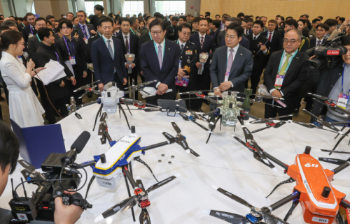 아시아 최대 드론 전시회 및 콘퍼런스인 ‘DSK 2025(드론쇼 코리아)’가 26일 부산 해운대구 벡스코 제1전시장에서 개막했다. 오는 28일까지 열리는 이번 행사에서는 15개국, 306개사가 참여하는 전시회, 9개국 44명이 연사 및 좌장으로 참여하는 콘퍼런스, 다양한 체험 이벤트 등이 진행된다. 김종진 기자 kjj1761@