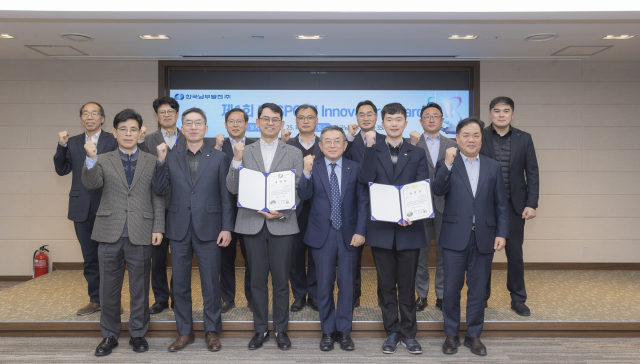김준동 한국남부발전 사장(오른쪽 세 번째)이 AI 활용 유공자 시상 후 기념 촬영을 하고 있다. 남부발전 제공