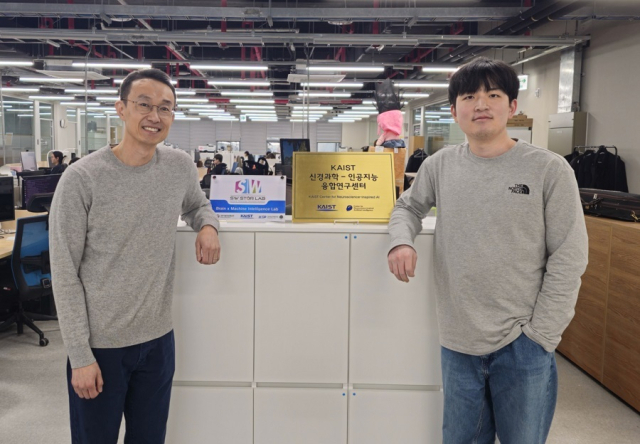카이스트(KAIST) 뇌인지과학과 이상완 교수(왼쪽)와 양민수 박사과정. KAIST 제공