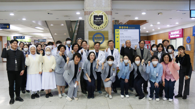 부산성모병원이 지난 26일 병원 1층 로비에서 4주기 의료기관 인증 현판식을 개최했다. 부산성모병원 제공