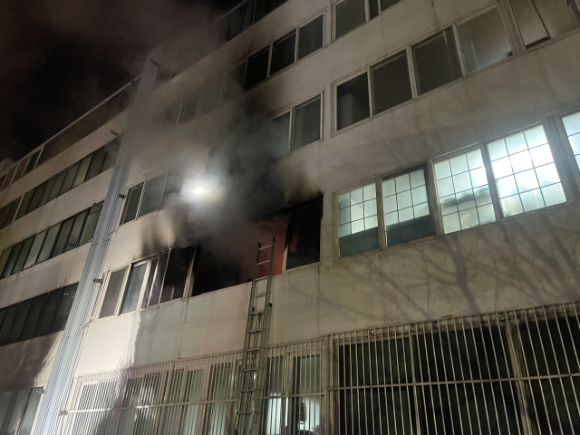 27일 오후 9시 18분 경남 사천시 사천읍 한 5층짜리 아파트 2층에서 불이 나 소방당국이 현장을 수습하고 있다. 경남소방본부 제공