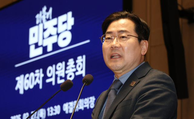 더불어민주당 박찬대 원내대표가 27일 오후 서울 여의도 국회에서 열린 의원총회에서 발언하고 있다. 연합뉴스