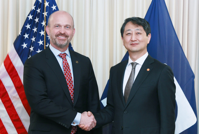 안덕근 산업통상자원부 장관이 지난 26일(현지시간) 미국 워싱턴 DC 헤리티지 재단에서 케빈 로버츠 헤리티지 재단 회장과 악수하고 있다. 산업부 제공
