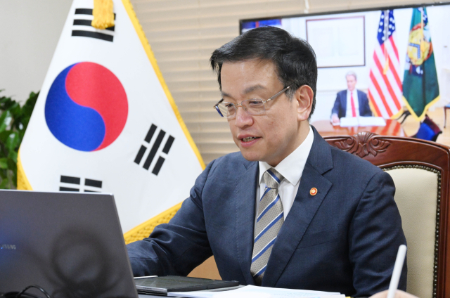 최상목 대통령 권한대행 부총리 겸 기획재정부 장관이 28일 오전 정부서울청사에서 스콧 베센트 미국 재무장관과 화상 면담을 하고 있다. 기재부 제공