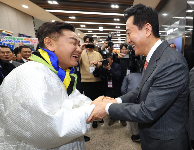 28일 서울 송파구 올림픽파크텔에서 열린 대한체육회 대의원총회에서 2036 올림픽 유치에 도전하는 오세훈 서울시장이 PT발표를 마친 뒤 총회장을 나서며 김관영 전북지사와 인사하고 있다. 이날 열리는 총회에서는 2036 하계 올림픽에 도전할 국내 유치 도시가 결정되며 서울은 오세훈 시장이 전북은 김관영 지사가 PT 발표에 나선다. 연합뉴스