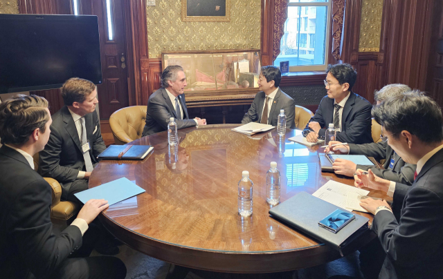 안덕근 산업통상자원부 장관이 지난 28일(현지시간) 미국 워싱턴DC 백악관에서 더그 버금 미국 국가에너지위원회 위원장 겸 내무부 장관과 면담하고 있다. 산업부 제공