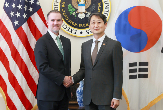 안덕근 산업통상자원부 장관이 28일(현지시간) 미국 워싱턴DC 미국무역대표부(USTR) 회의실에서 제이미슨 그리어 USTR 대표와 기념 촬영하고 있다. 산업부 제공