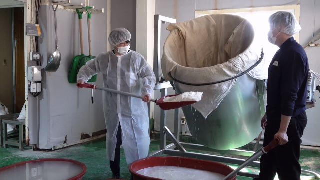 기자와 유혜수(오른쪽) 씨가 물에 불린 백미 320kg을 찜통 안으로 퍼담고 있습니다. 이정 PD luce@