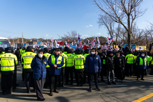 윤석열 정부의 비상계엄 선포를 통한 내란 혐의 진상규명 국정조사 특별위원회가 현장조사에 나선 5일 경기도 의왕시 서울구치소 앞에서 윤 대통령 지지자들이 집회를 하고 있다. 연합뉴스