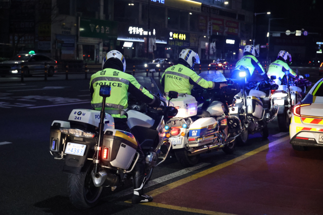 삼일절인 1일 오전 천안 동남구 신부동 일대에 폭주 행위가 벌어진 가운데 경찰이 단속에 나서고 있다. 연합뉴스