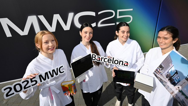 세계 최대 이동통신 전시회 '모바일 월드 콩그레스(MWC) 2025' 개막을 이틀 앞둔 1일(현지시간) 스페인 바르셀로나 피라 그란 비아 전시장에서 KT 모델들이 AI 실시간 번역기술이 적용된 K-스타디움, 테이블 오더 서비스 KT 하이오더, AI 기술이 적용된 스마트 홈 환경 등을 홍보하고 있다. 연합뉴스