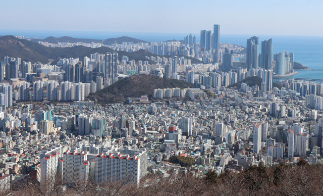 부산 수영구와 해운대구 일대 아파트와 고층빌딩 모습. 연합뉴스