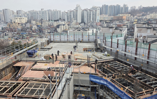 서울의 한 건설 현장에서 작업자들이 자재를 옮기고 있다. 연합뉴스