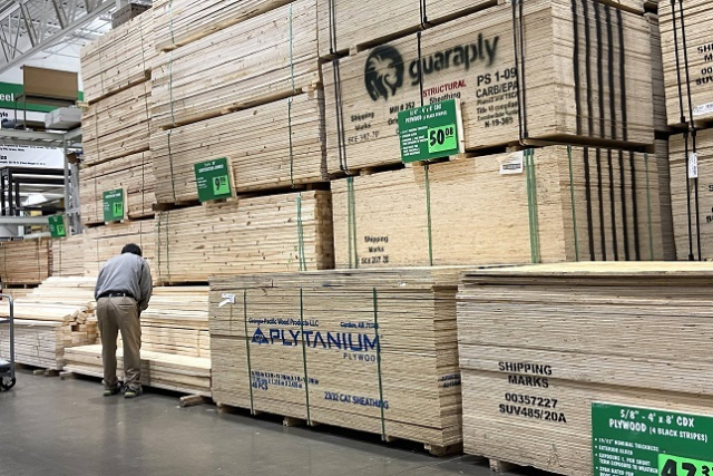 트럼프 미국 대통령이 목재 수입품이 미국 안보에 미치는 영향을 조사할 것을 지시하면서 관세 부과 절차에 들어간 가운데, 우리나라는 미국에 목재와 목재로 만든 제품 수출액이 그리 크지 않은 것으로 나왔다. 사진은 미국 건축자재 판매점에 보관된 목재. 연합뉴스