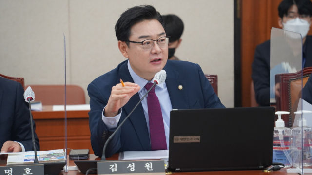 국회에서 질의 중인 김성원 국회의원. 김성원 의원실 제공