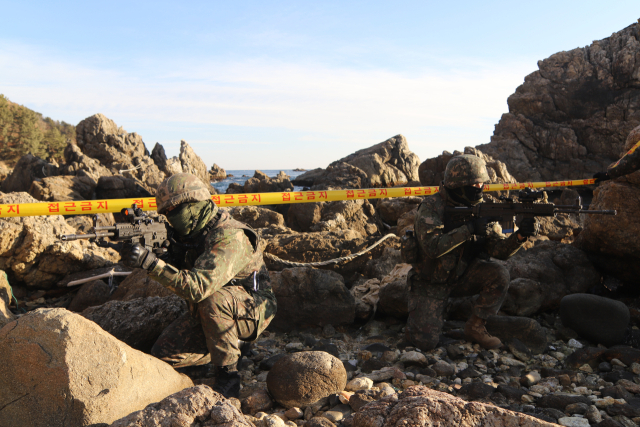 육군 제23경비여단 장병들이 지난달 25일 혹한기 전술훈련 중 해안으로 침투한 적을 찾기 위해 수색 정찰을 하고 있다. 연합뉴스