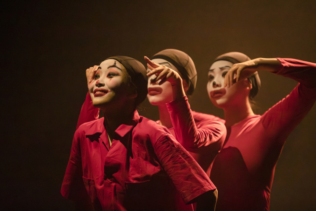 오는 7~8일 금정문화회관 은빛샘홀 무대에 오르는 다크서클즈 컨템포러리 댄스의 ‘웃음을 잃지 마세요’ 공연 모습. 국립정동극장 제공