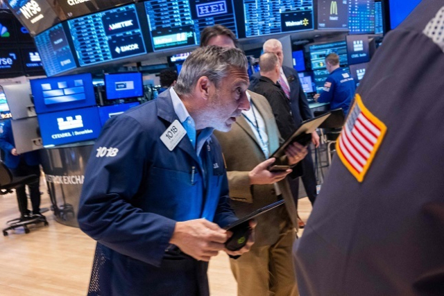미 트럼프 대통령이 캐나다와 멕시코에 25% 관세를 부과하고 중국에는 10% 추가관세를 매기겠다는 발표를 하면서 뉴욕증시에서 3대 주가지수가 일제히 급락했다. 사진은 이날 미국 뉴욕증권거래소의 트레이더들 모습. 연합뉴스