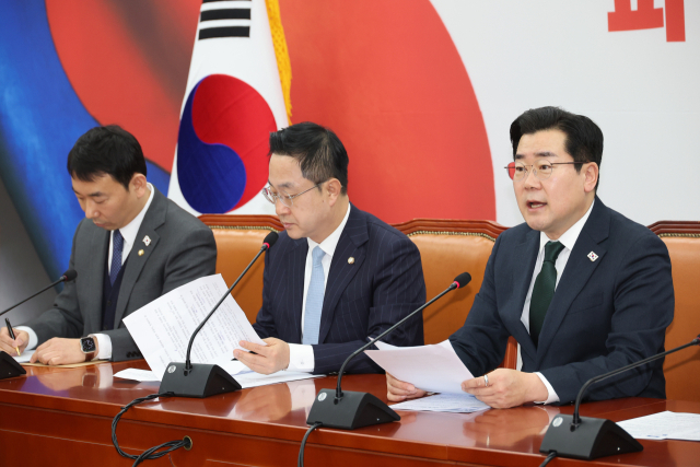 더불어민주당 박찬대 원내대표가 4일 서울 여의도 국회에서 열린 원내대책회의에서 발언하고 있다. 연합뉴스