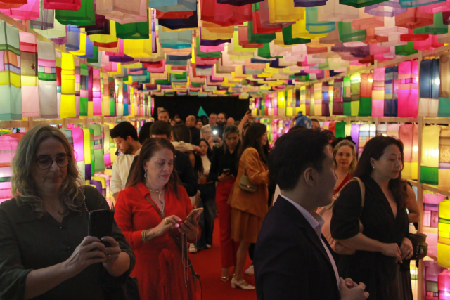 1월 24일부터 4월 24일까지 브라질리아 파치오 브라질 백화점에서 열리는 ‘한국의 빛 진주 실크등 전시’ 모습. 올해는 동남아시아로 확산한다. 주브라질 한국문화원 제공