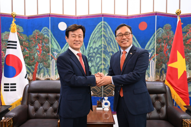 조규일 진주시장과 최영삼 주베트남 대한민국대사가 진주 실크등 순회전시 등 원활한 진행을 위해 협력을 약속했다. 진주시 제공