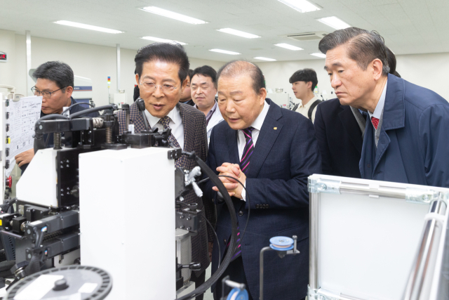 부산상공회의소는 4일 리노공업(주)에서 제조 현장을 둘러보고 당면 애로사항을 청취하는 현장 간담회를 개최했다. 부산상의 제공