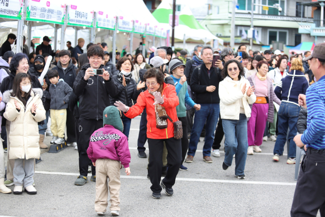 매화축제를 찾은 관광객 등 방문객들이 축제 주무대인 주말장터에서 마련된 각종 부스를 찾으며 즐거운 시간을 보내고 있다. 양산시 제공