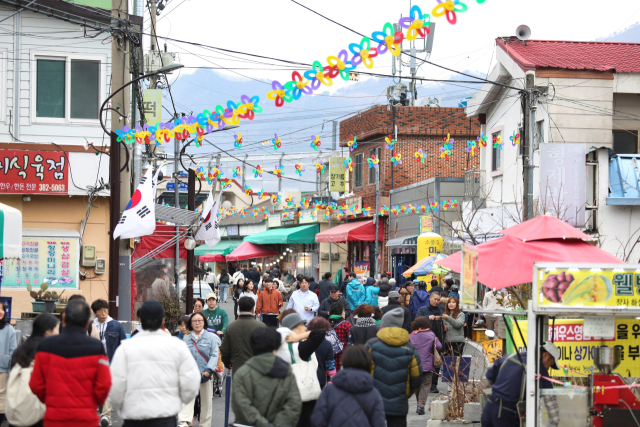 매화축제를 찾은 관광객 등 방문객들이 미나리와 딸기 등 지역 특산물 매장에서 구매하거나 먹으면서 즐거운 시간을 보내고 있다. 양산시 제공