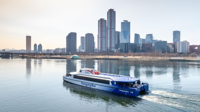 남해·서해를 거쳐 지난달 27일 여의도 한강에 도착한 한강버스 모습. 서울시 제공