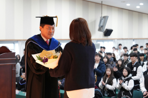 신입생 선서 대표학생에게 꽃다발 수여하는 허남식 총장. 신라대 제공
