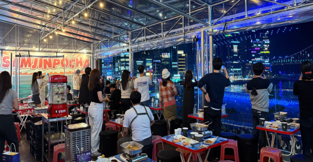 삼진어묵이 운영하는 삼진포차가 오는 11월 9일까지 운영을 연장한다. 삼진포차에서 드론쇼를 관람하는 시민들의 모습. 삼진어묵 제공