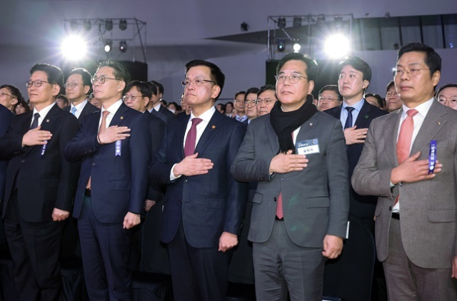 최상목 대통령 권한대행 부총리 겸 기획재정부 장관이 4일 서울 중구 동대문디자인플라자(DDP) 아트홀에서 열린 제59회 납세자의 날 기념식에서 국기에 경례하고 있다. 연합뉴스