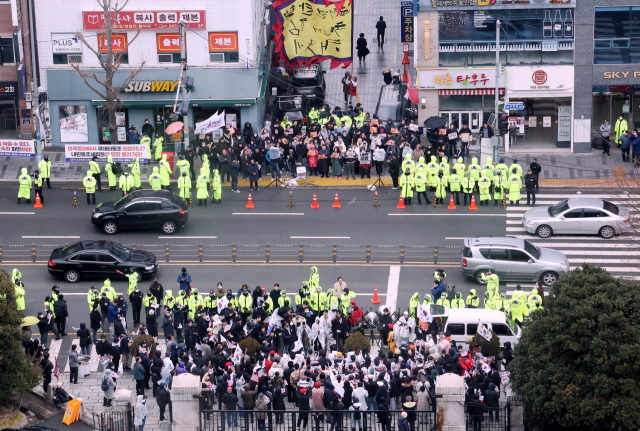 3일 오후 부산 서구 동아대 부민캠퍼스 앞에서 윤석열 대통령의 탄핵에 찬성하는 기자회견(위)과 반대 시국선언이 동시에 진행됐다. 정종회 기자 jjh@